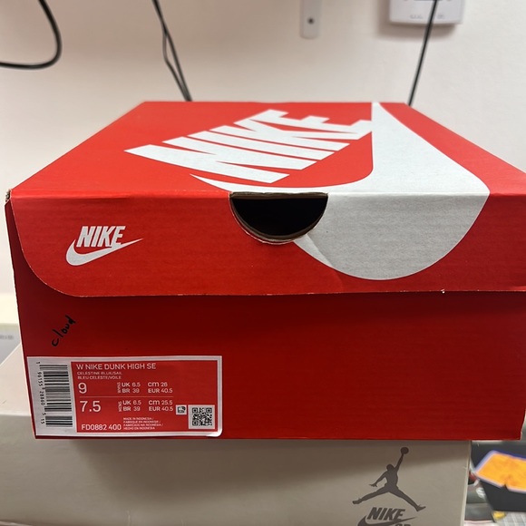 Dunks - Picture 3 of 3